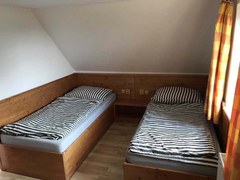 פץ פוד סניישקו Hotel Lidicka Bouda מראה חיצוני תמונה