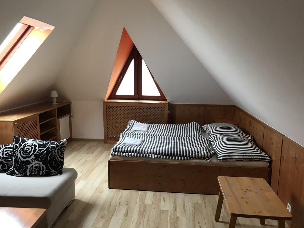 פץ פוד סניישקו Hotel Lidicka Bouda מראה חיצוני תמונה