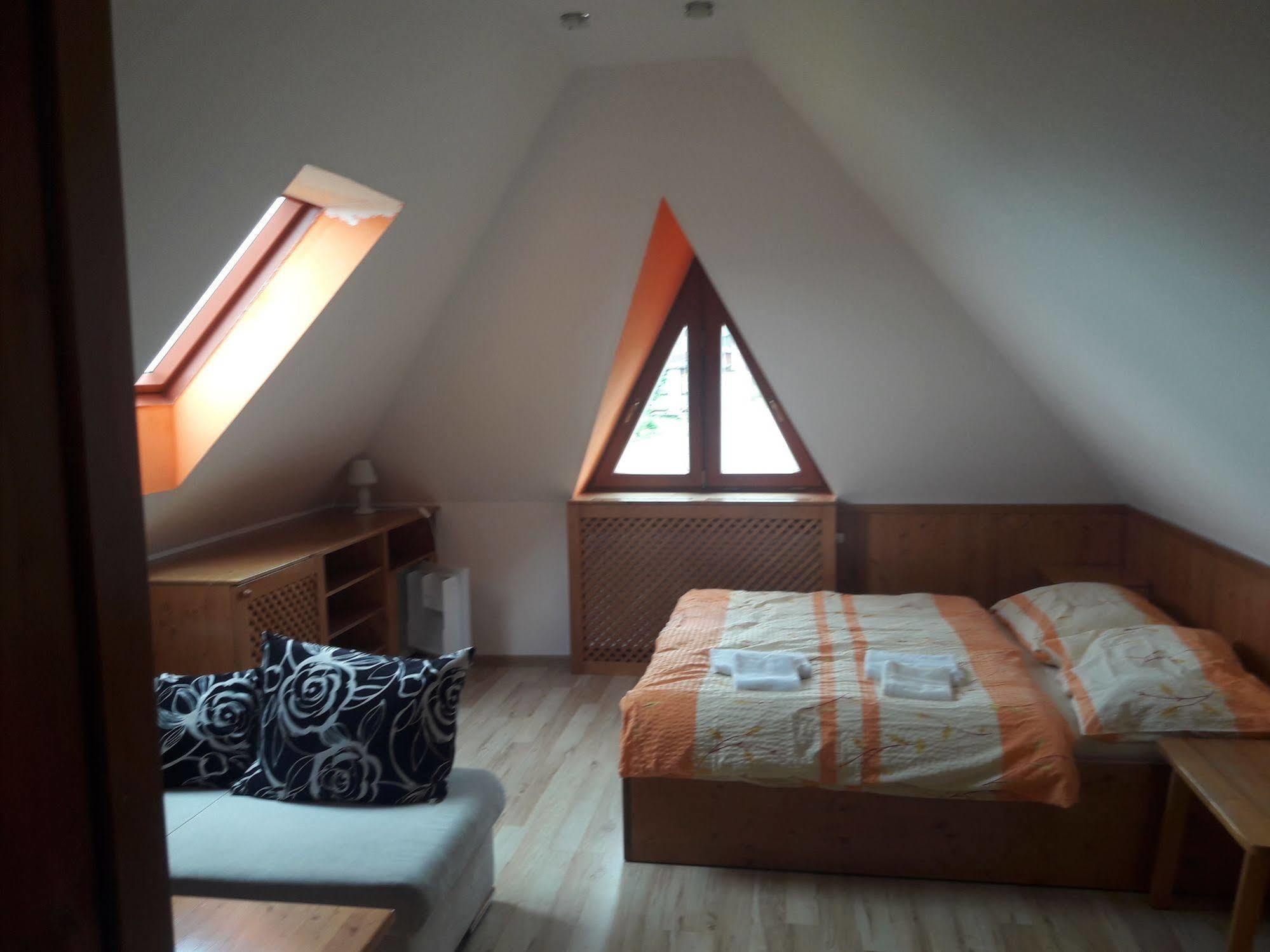 פץ פוד סניישקו Hotel Lidicka Bouda מראה חיצוני תמונה