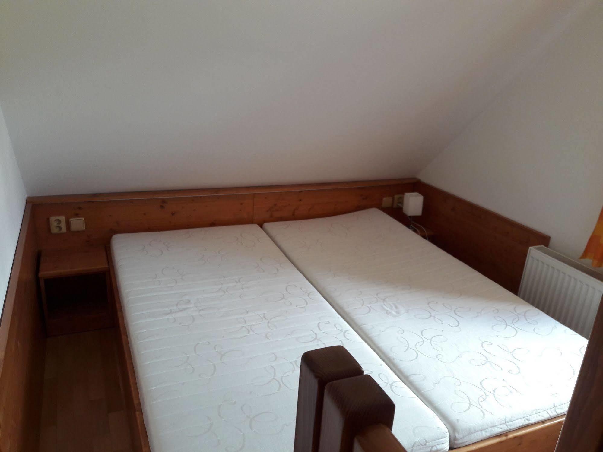 פץ פוד סניישקו Hotel Lidicka Bouda מראה חיצוני תמונה