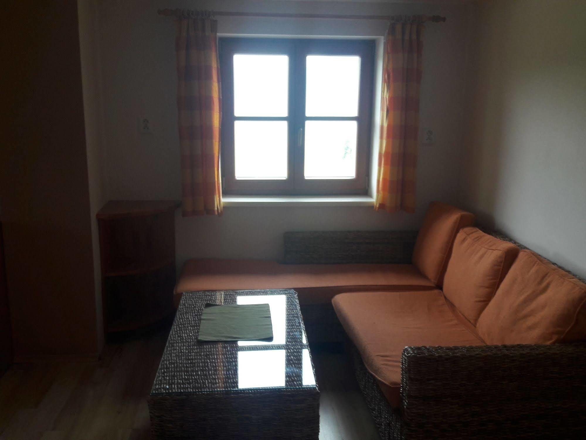 פץ פוד סניישקו Hotel Lidicka Bouda מראה חיצוני תמונה