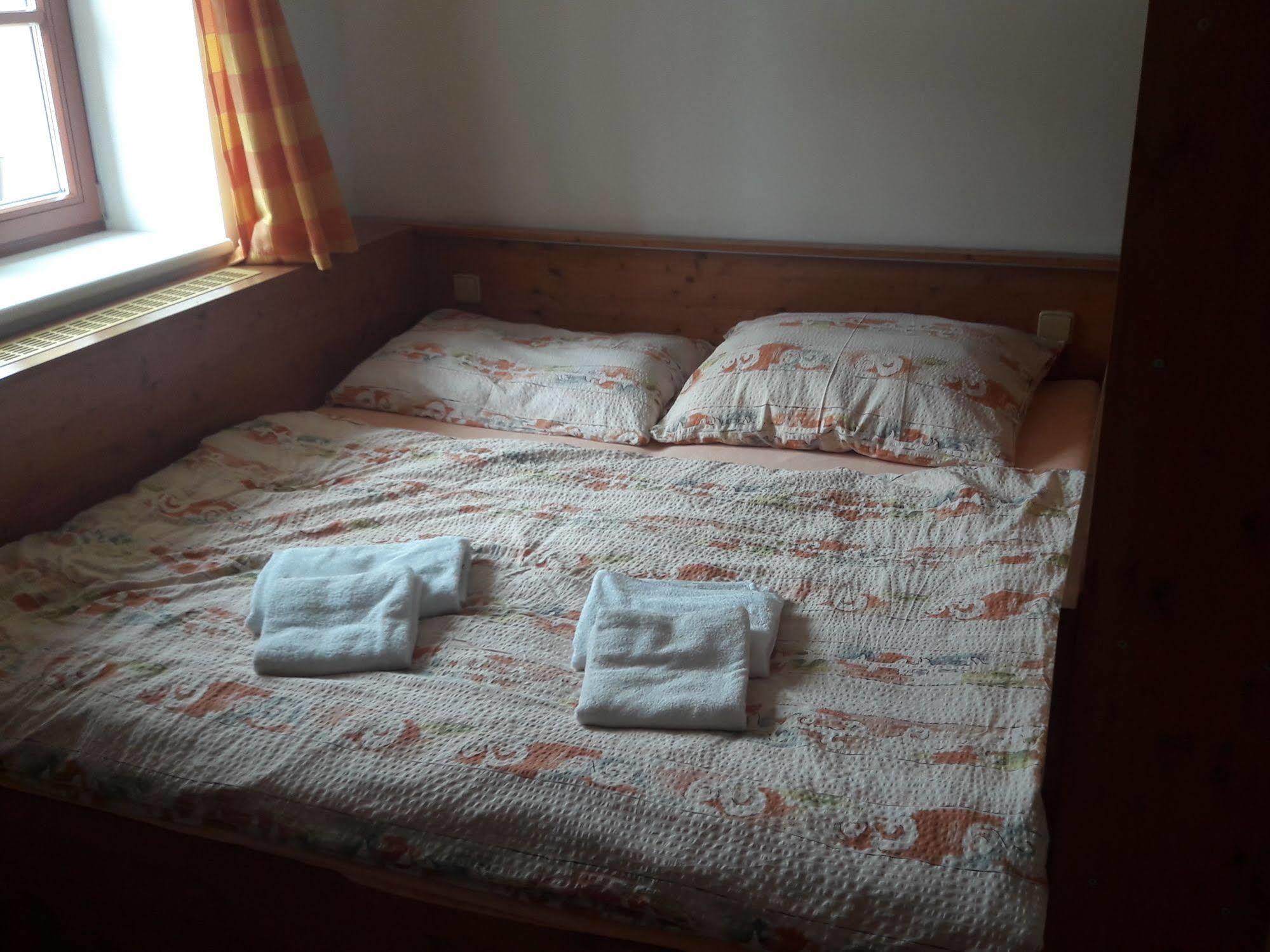 פץ פוד סניישקו Hotel Lidicka Bouda מראה חיצוני תמונה